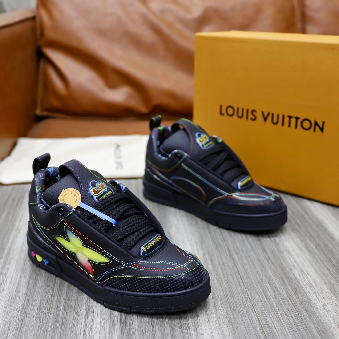 Men's shoes 💰: 860💰 LV Louis Vuitton TRAINER new sneakers are shipped. Louis Vuitton men's artistic director Virgil Abloh took inspiration to create this LV Trainer sneaker. Yingze crystal inlays present a colorful effect, with two gorgeous effect colors to choose from. The LV diamond letter logo badge on the tongue is gorgeous and noble. The LV letters are decorated on the side. The outsole is decorated with a Monogram flower pattern. It shows the trend of elegance and nobility! Men's model: 39-44 (38, 45, 46 customized)